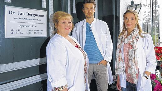 Die Fernsehidylle trügt: Der typische Landarzt wird auch im Landkreis Bad Kissingen aussterben, weil sich in den Kommunen keine Nachfolger finden. Im Bild das Praxisteam von Dr. Jan Bergmann (Wayne Carpendale, mit Franziska Troeger und Anja Steinwehr). Die Fernsehidylle trügt: Der typische Landarzt wird auch im Landkreis Bad Kissingen aussterben, weil sich in den Kommunen keine Nachfolger finden. Im Bild das Praxisteam von Dr. Jan Bergmann (Wayne Carpendale, mit Franziska Troeger und Anja Steinwehr).