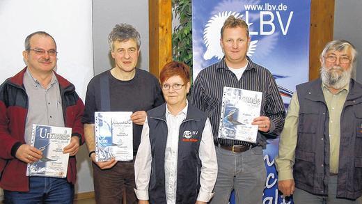 Vogelschützer: Siegfried März und Michael Goller wurden für zehn Jahre Treue zum Landesbund für Vogelschutz (LBV) geehrt. Als Kassier und Schriftführerin bestätigten die Mitglieder Silvia Sauer im Amt. Wiedergewählt und für zehn Jahre geehrt wurde der stellvertretende Vorsitzende Martin Günzel. Weiterhin an der Spitze steht der langjährige Vorsitzende Robert Endres (von links).