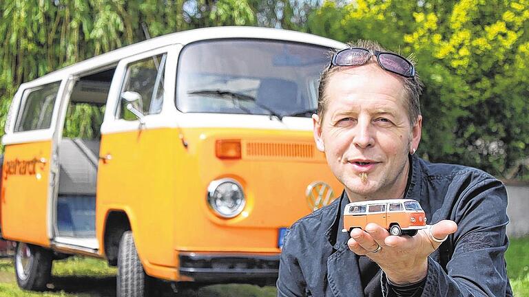 Bulli-Liebhaber: Udo Gerner aus Rügheim hat sich einen alten VW Bus in Österreich gekauft. Der Bus stammt aber ursprünglich aus den Haßbergen und hat eine bewegte Geschichte hinter sich.FOTO: Justus Neidlein