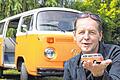 Bulli-Liebhaber: Udo Gerner aus Rügheim hat sich einen alten VW Bus in Österreich gekauft. Der Bus stammt aber ursprünglich aus den Haßbergen und hat eine bewegte Geschichte hinter sich.FOTO: Justus Neidlein
