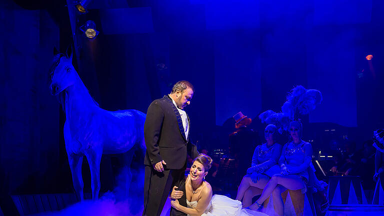 Bunt, schrill, komisch, anrührend: 'Ariadne auf Naxos' in der Inszenierung von Dominique Horwitz am Mainfranken Theater.