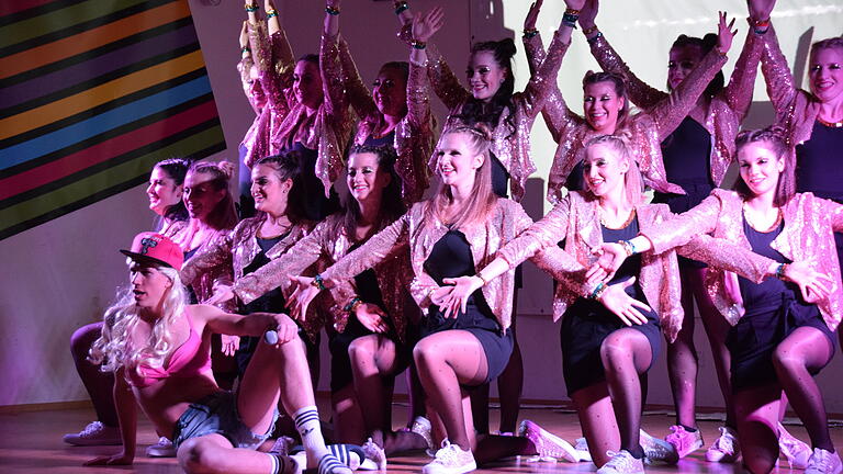 Mit einem perfekten und atemberaubenden Auftritt sorgte das Tanzwerk nach vier Jahren Pause für den akrobatischen Höhepunkt beim Bunten Abend des TSV und der Grasshoppers. Mit einem perfekten und atemberaubenden Auftritt sorgte das Tanzwerk nach vier Jahren Pause für den akrobatischen Höhepunkt beim Bunten Abend des TSV und der Grasshoppers.