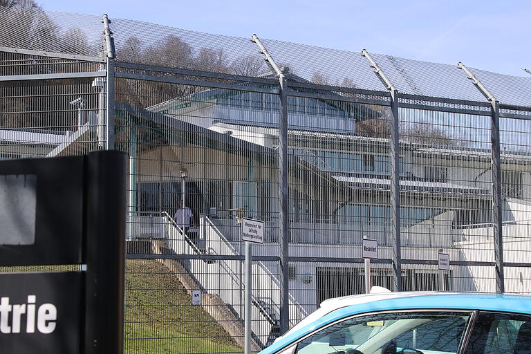 Gesichert wie ein Gefängnis: Die Forensik des Bezirkskrankenhauses Lohr. Gesichert wie ein Gefängnis: Die Forensik des Bezirkskrankenhauses Lohr.