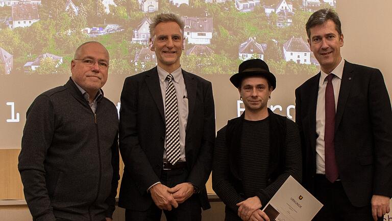 „Mitten in der Stadtnatur“: Das Siegerfoto von Tom Burdyl (Zweiter von rechts) passt trefflich zum Titel des Wettbewerbs. Umweltreferent Wolfgang Kleiner, Hauptsponsor Stephan Schulze vom Baumhaushotel Seemühle und Oberbürger-meister Christian Schuchardt gratulieren. „Mitten in der Stadtnatur“: Das Siegerfoto von Tom Burdyl (Zweiter von rechts) passt trefflich zum Titel des Wettbewerbs. Umweltreferent Wolfgang Kleiner, Hauptsponsor Stephan Schulze vom Baumhaushotel Seemühle und Oberbürger-meister Christian Schuchardt gratulieren.