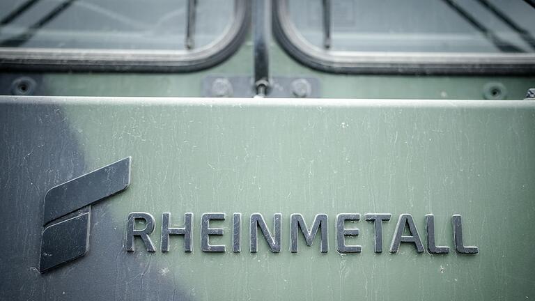 Rheinmetall-Logo       -  Ein Rheinmetall-Logo an einem Bundeswehr-Fahrzeug im Jahr 2024.