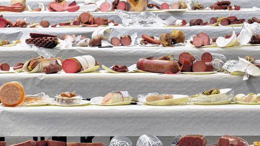 Es geht um die Wurst: Durch den Antibiotika-Einsatz bei Hühnern, Puten und Schweinen gelangten im Juni 2014 resistente Keime in Mett und Teewurst.