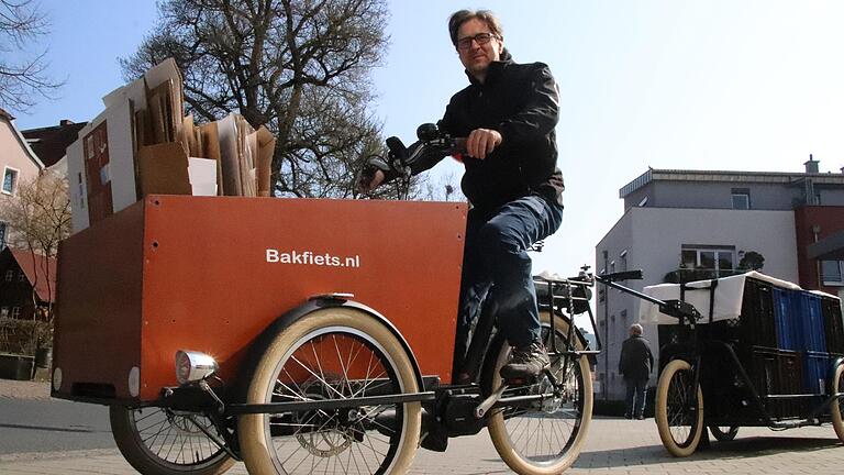 Weinwirt Matthias Mehling mit seinem Lastenfahrrad und Anhänger.