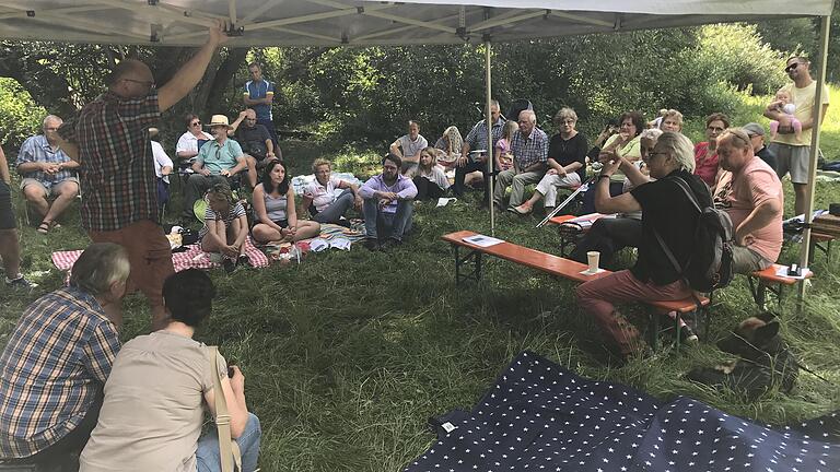 Zum Familien-Picknick im Grünen hatte die Reichenberger SPD zum Forsthaus Guttenberg geladen und dabei bei vielen Besuchern Kindheitserinnerungen geweckt. Zum Familien-Picknick im Grünen hatte die Reichenberger SPD zum Forsthaus Guttenberg geladen und dabei bei vielen Besuchern Kindheitserinnerungen geweckt.