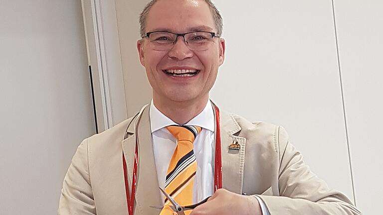 Iphofens Bürgermeister Dieter Lenzer musste sich am Weiberfasching coronakonform selbst die Krawatte abschneiden. Iphofens Bürgermeister Dieter Lenzer musste sich am Weiberfasching coronakonform selbst die Krawatte abschneiden.
