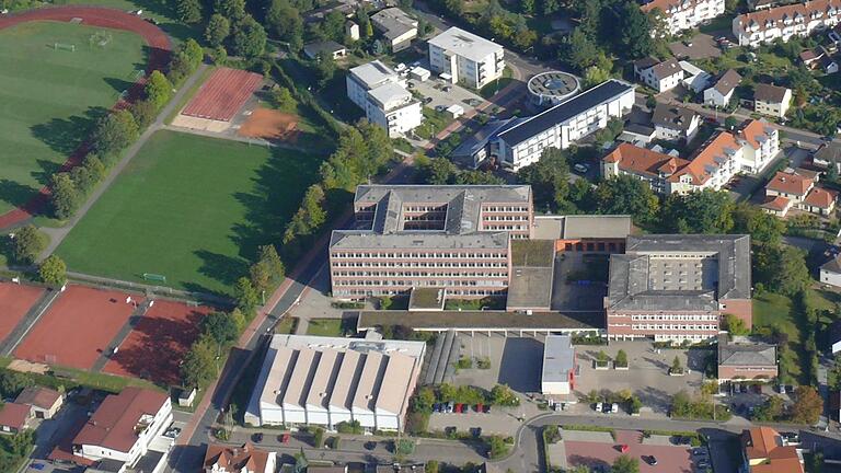 Main-Spessart-Halle (unten), Balthasar-Neumann-Gymnasium (Mitte) und Realschule (rechts daneben) in Marktheidenfeld aus der Luft gesehen.