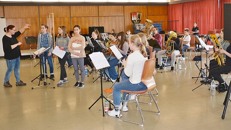 Im ehemaligen Festsaal des früheren Landkreises Rhön-Grabfeld am Gymnasium in Bad Königshofen fanden die ersten Proben zum Kindermusical 'Rumpelwolf und Dornenstilzchen' statt. Die Gesamtleitung hat Birgit Bohnert.