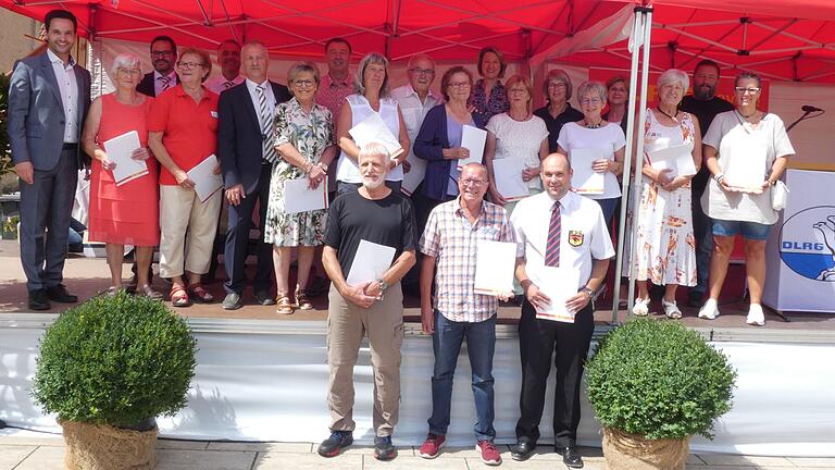 48 Personen halten der DLRG Gochsheim seit 40 Jahren die Treue und wurden entsprechend geehrt. Zu den Gratulanten gehörten Bürgermeister Manuel Kneuer, Vorsitzender Christoph Schwaab, Landesvorsitzender Manuel Friedrich, Zweiter Vorsitzender Georg Löhner, die Bundestagsabgeordnete Anja Weisgerber und Vizelandrätin Bettina Bärmann.