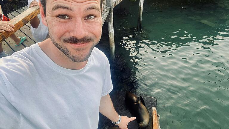 In einer Bucht auf der Isla Santa Cruz (Galápagos), unten ein Seehund. In einer Bucht auf der Isla Santa Cruz (Galápagos), unten ein Seehund.