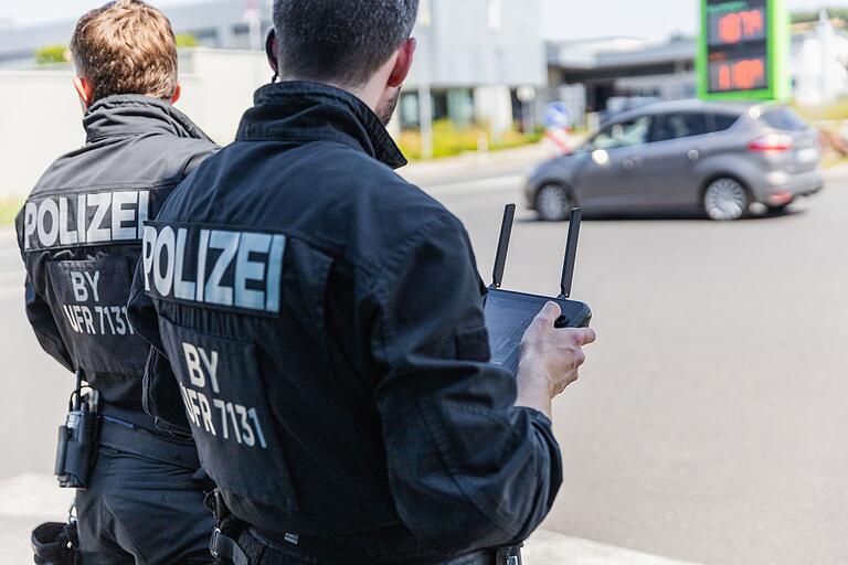 Untersuchungen am Tatort: Am Montag waren etliche Einsatzkräfte der Polizei bei der Suche nach verdächtigen Gegenständen beteiligt, unter anderem Drohnen-Spezialisten. Untersuchungen am Tatort: Am Montag waren etliche Einsatzkräfte der Polizei bei der Suche nach verdächtigen Gegenständen beteiligt, unter anderem Drohnen-Spezialisten.