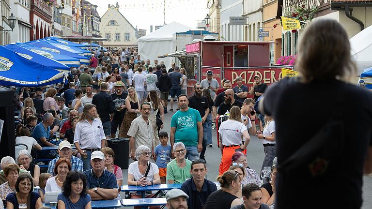 Vor der Bühne am Grauturm tummelten sich die Besucherinnen und Besucher des Eberner Altstadtfestes 2024.