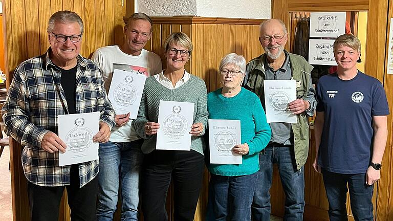 Auf dem Bild von links: Herbert Lamatsch, Bernhard Groß, Birgit Kleinhenz, Gisela Lucht, Herbert Lucht, Tobias Rehm.