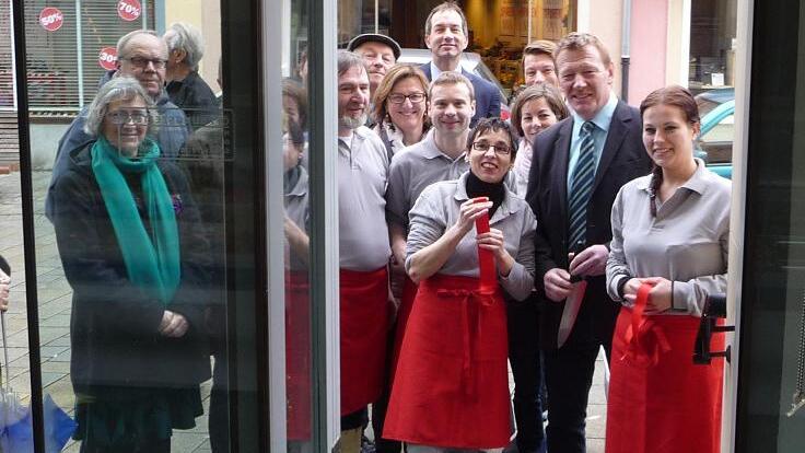 Fleischermesser statt Schere: Peter Juks (Zweiter von rechts) hat das rote Band durchtrennt, die Metzgerei Martin Eisenhauer ist damit eröffnet. Auch das Team (von rechts nach links) freut sich auf den Neustart: Christina Fischer, Steffi Eisenhauer, Kerstin Schramm, Martin Eisenhauer und Vorgänger Kurt Pregitzer. Fleischermesser statt Schere: Peter Juks (Zweiter von rechts) hat das rote Band durchtrennt, die Metzgerei Martin Eisenhauer ist damit eröffnet. Auch das Team (von rechts nach links) freut sich auf den Neustart: Christina Fischer, Steffi Eisenhauer, Kerstin Schramm, Martin Eisenhauer und Vorgänger Kurt Pregitzer.