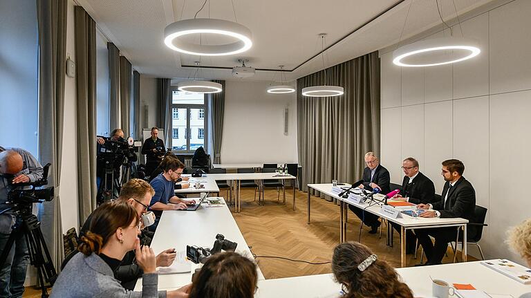 Am Dienstag wurden bei einer Pressekonferenz die Ergebnisse der Aufarbeitung des archivierten Aktenbestands der drei Kilianeen durch Generalvikar Thomas Keßler (Mitte) sowie Rechtsanwalt Christian Stadler veröffentlicht.