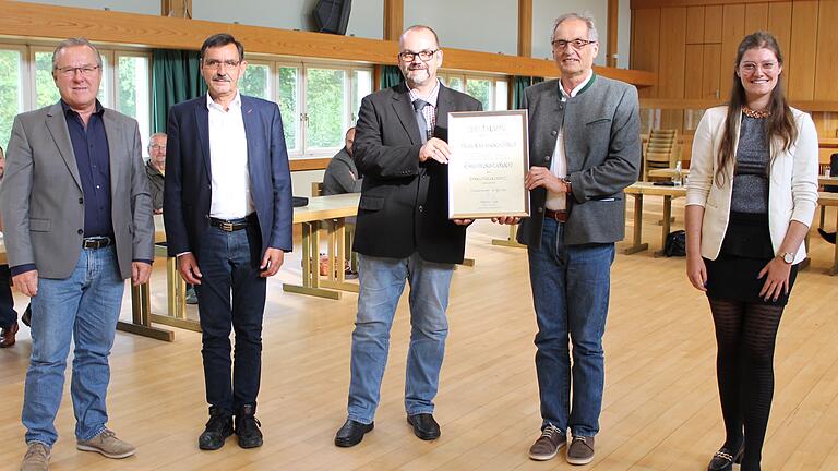 Der neue Ehrenvorsitzende der Streutalallianz, Eberhard Streit (Zweiter von rechts), im Kreise seiner Bürgermeister-Kollegen und Mitstreiter, darunter (von links) stellvertretender Allianzvorsitzender Thomas Fischer, Baudirektor Michael Kuhn (ALE), Allianzvorsitzender Martin Link und Allianzmanagerin Gertraud Kokula.