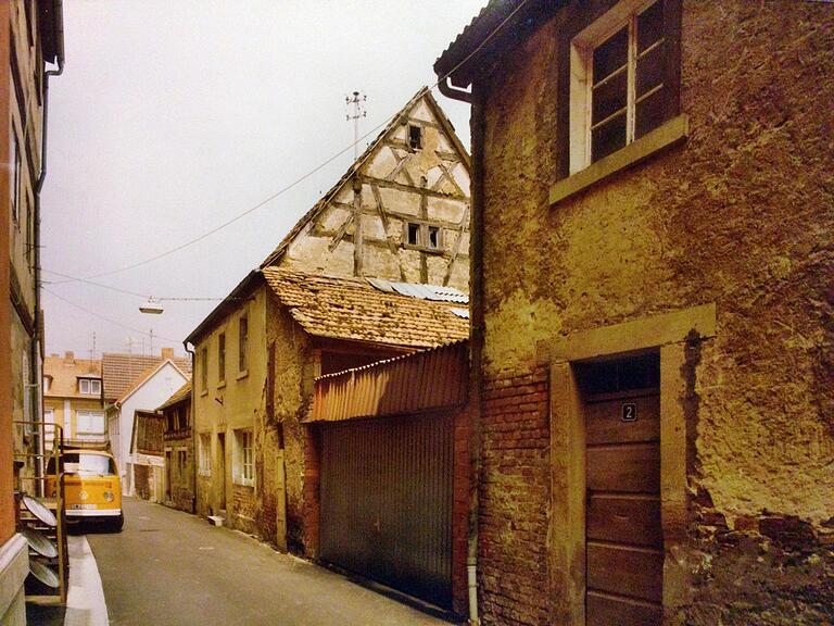 Das Anwesen Centgasse 2 (rechts) gehörte ebenfalls zum Geschäftshaus von Hermann Löbhardt.