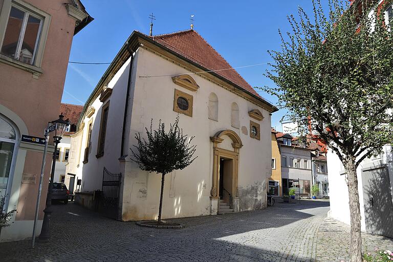 Die Kirchenstiftung möchte die Spitalkirche St. Vitus gerne veräußern. Ein Wertgutachten oder gar ein Kaufpreis wurden noch nicht ermittelt. Jedoch läuft derzeit eine Anfrage bei der Stadt, ob sie sich eine Übernahme vorstellen kann. Die Kirchenstiftung möchte die Spitalkirche St. Vitus gerne veräußern. Ein Wertgutachten oder gar ein Kaufpreis wurden noch nicht ermittelt. Jedoch läuft derzeit eine Anfrage bei der Stadt, ob sie sich eine Übernahme vorstellen kann.