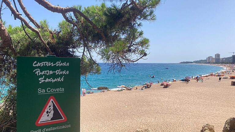 Spaniens Strände schrumpfen - Ein Schild weist an der Platja Gran, dem „Großen Strand”, auf Steinschlag hin. Spaniens Strände schrumpfen - Ein Schild weist an der Platja Gran, dem „Großen Strand”, auf Steinschlag hin.