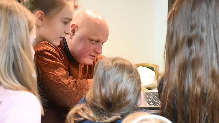 Regisseur Till Brinkmann lässt seine jungen Schauspielerinnen und Schauspieler in das Stück 'Aladin' reinschnuppern. Regisseur Till Brinkmann lässt seine jungen Schauspielerinnen und Schauspieler in das Stück 'Aladin' reinschnuppern.