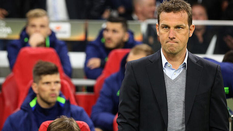 Verbissen       -  Schalke-Trainer Markus Weinzierl ist mit dem Verlauf des Spiels gegen Ajax Amsterdam eindeutig nicht zufrieden. Foto: Ina Fassbender