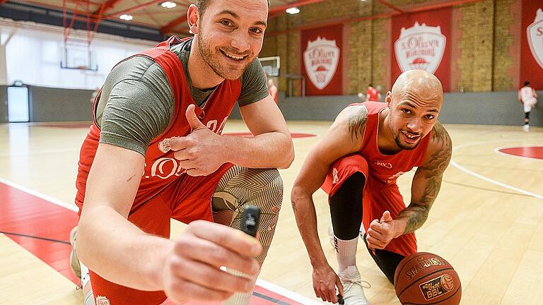 Sie machen mit bei der MoveIt-Challenge 2018: Felix Hoffmann (links) und Maurice (Mo) Stuckey zeigen die Tracker genannten kleinen schwarzen Schrittzähler.