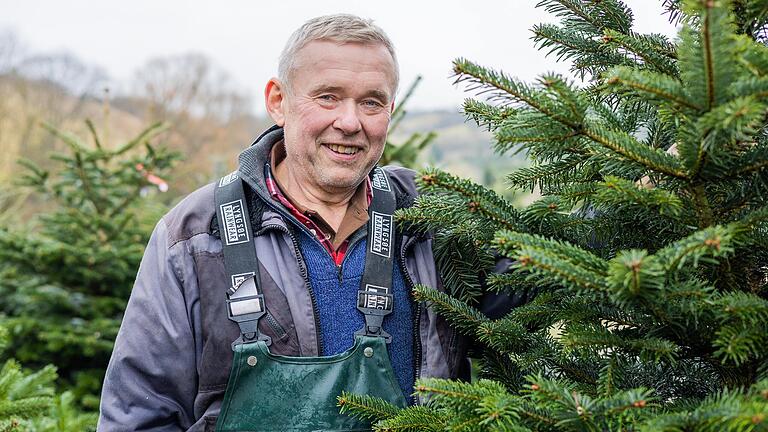 Ernst Wolf betreibt bei Lindelbach eine vier Hektar große Plantage, auf der Kundinnen und Kunden ihren Baum auch selbst sägen können.