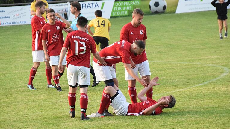 Peter Schebler (am Boden) kann es nicht fassen: Trotz klarer Überlegenheit und etlicher Chancen in der ersten Halbzeit musste sich sein SV Birkenfeld mit 0:1 im Relegationshinspiel gegen den SV Mechenhard geschlagen geben.