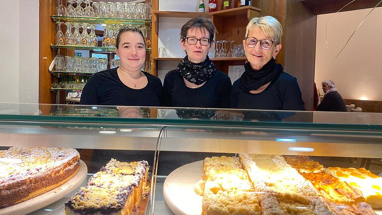 Der letzte Tag des Cafés der Bäckerei Schaub am Gemündener Marktplatz (ehemals Madlon), von links Jana Blum und die Filialleiterinnen Nicole Fichtel und Gudrun Gopp.