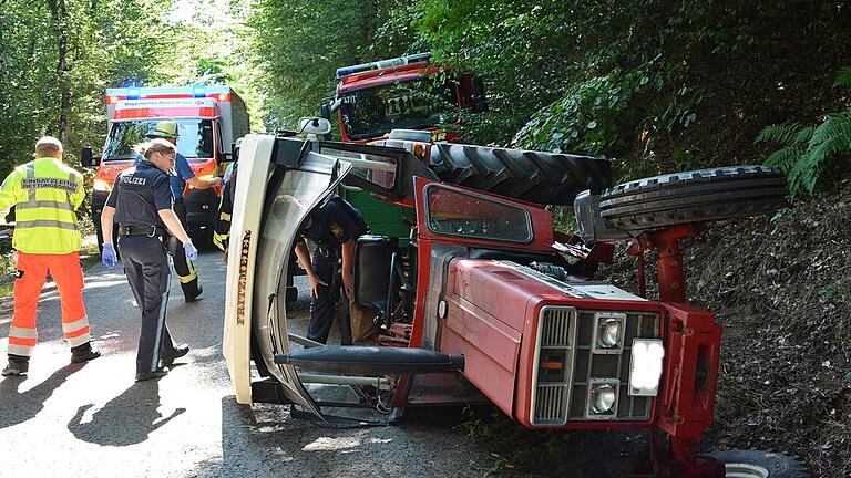 Bei einem Unfall mit seinem Traktor ist ein 65-jähriger Mann in Schönau gestorben.