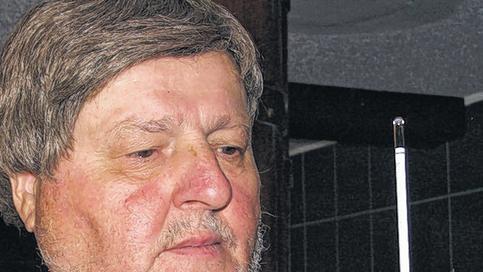 Mit dem Saccharometer misst Franz Breitschopf den Stammgehalt des Suds. Mit dem Saccharometer misst Franz Breitschopf den Stammgehalt des Suds.