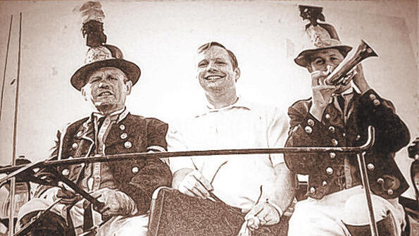 Die Postkutsche: Der Astronaut hoch auf dem gelben Wagen mit Kutscher Hans Biegner und Postillion Walter Beck. Die Postkutsche: Der Astronaut hoch auf dem gelben Wagen mit Kutscher Hans Biegner und Postillion Walter Beck.
