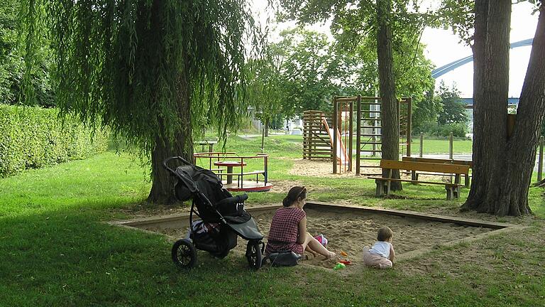 Das Marktbreiter Mainufer bietet viel für die ganze Familie: Es gibt einen eingezäunten Spielplatz für die ganz Kleinen, Basketballkörbe für die Großen, eine BMX-Strecke und eine Badestelle im Main.