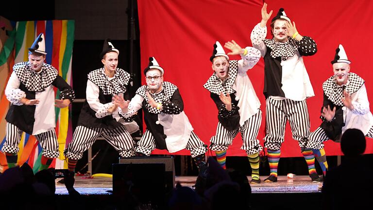 Das Männerballett der KiKaG war während der Rosenmontagssitzung in der Florian-Geyer-Halle ein Hingucker.