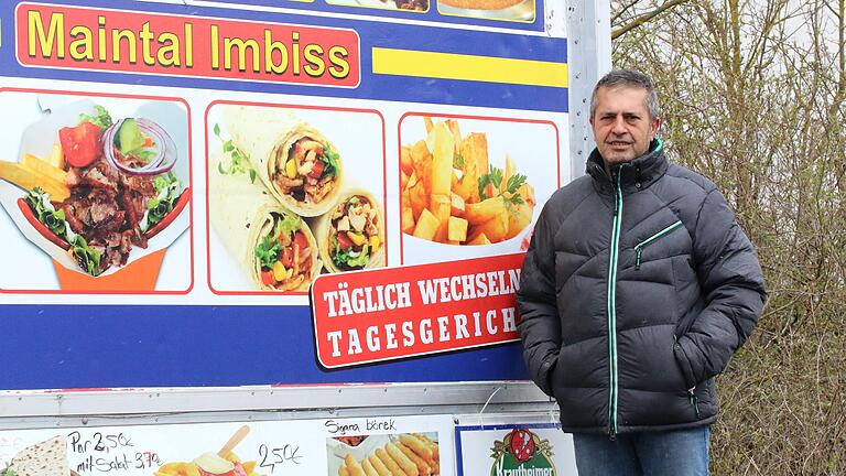 Abdurrahim Duran vor seinem &quot;Maintal Imbiss&quot;, der momentan verwaist auf einem Firmenparkplatz in der Amsterdamer Straße im Schweinfurter Maintal steht.