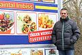 Abdurrahim Duran vor seinem &quot;Maintal Imbiss&quot;, der momentan verwaist auf einem Firmenparkplatz in der Amsterdamer Straße im Schweinfurter Maintal steht.