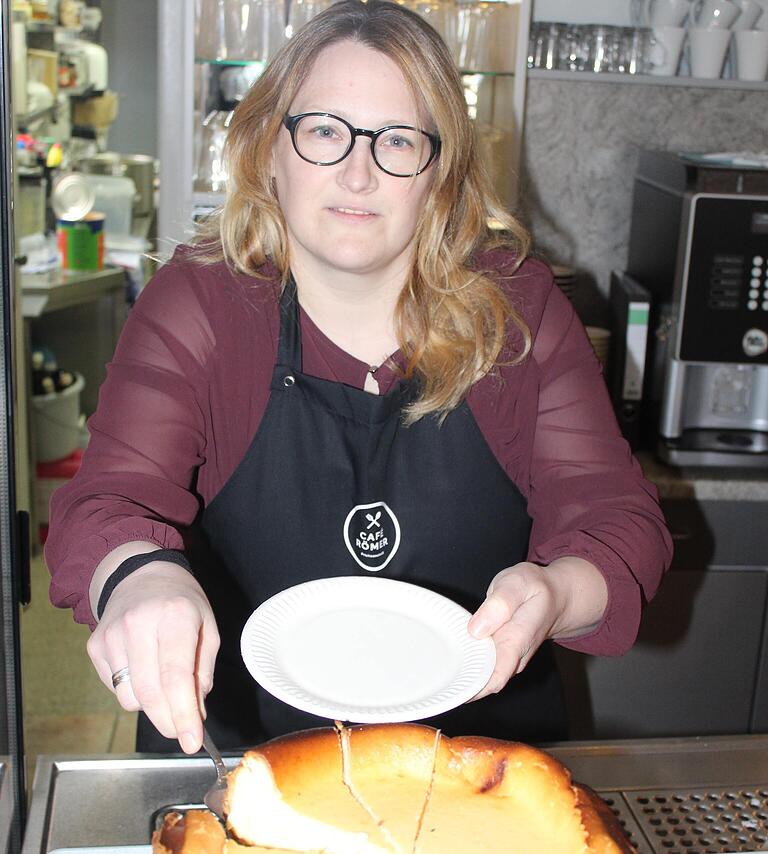 Ein Stück Käsekuchen bitte: Im Café Römer backt Betreiberin Helena Stechowsky den Kuchen selbst.