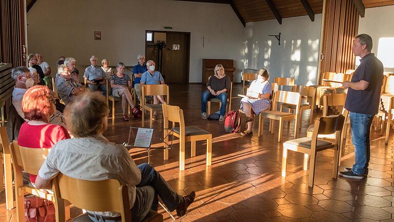 Der Koordinator des pastoralen Raums Gemünden, Thorsten Kapperer, informierte die  kirchlichen Verantwortlichen der Pfarreiengemeinschaft 'An den drei Flüssen, Gemünden' über das Konzept zum Ausgleich der Pfarrervakanz der kommenden Monate.