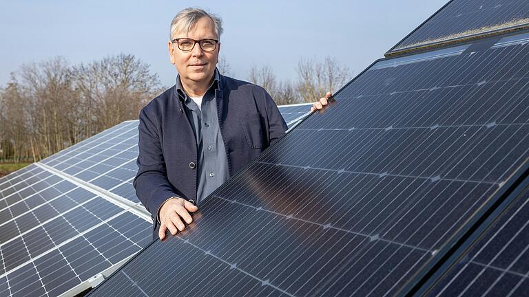 Strom und Wärme gleichermaßen: Hans-Peter Ebert, Leiter des Center for Applied Energy Research&nbsp;(CAE) in Würzburg, mit einem Kombi-Solarmodul. Hinten eine herkömmliche Variante für Photovoltaik allein.