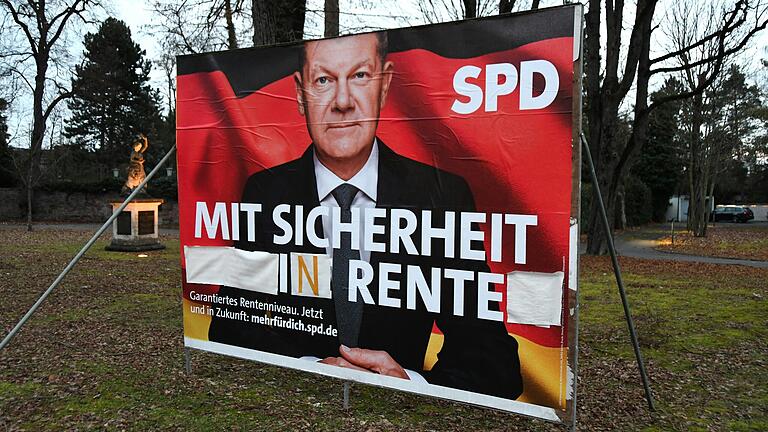 In Karlstadt hatten Unbekannte die Botschaft auf einem SPD-Plakat mit Aufklebern abgewandelt. In Karlstadt hatten Unbekannte die Botschaft auf einem SPD-Plakat mit Aufklebern abgewandelt.
