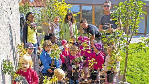 Pflanzaktion: Groß war die Freude im Bilhildis-Kindergarten in Veitshöchheim als Stephan Luebbers und Patrick Unterstab von der von Fielmann beauftragten Bech Gartenbaubetriebe Owschlag bei Rendsburg in Schleswig-Holstein vier Obstbäume und 22 Beerensträucher übergaben. Pflanzaktion: Groß war die Freude im Bilhildis-Kindergarten in Veitshöchheim als Stephan Luebbers und Patrick Unterstab von der von Fielmann beauftragten Bech Gartenbaubetriebe Owschlag bei Rendsburg in Schleswig-Holstein vier Obstbäume und 22 Beerensträucher übergaben.