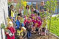 Pflanzaktion: Groß war die Freude im Bilhildis-Kindergarten in Veitshöchheim als Stephan Luebbers und Patrick Unterstab von der von Fielmann beauftragten Bech Gartenbaubetriebe Owschlag bei Rendsburg in Schleswig-Holstein vier Obstbäume und 22 Beerensträucher übergaben.