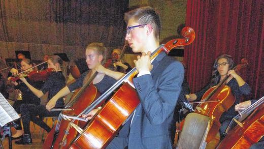 Volle Konzentration: Die Junge Philharmonie Würzburg begeisterte in der Scherenberghalle.