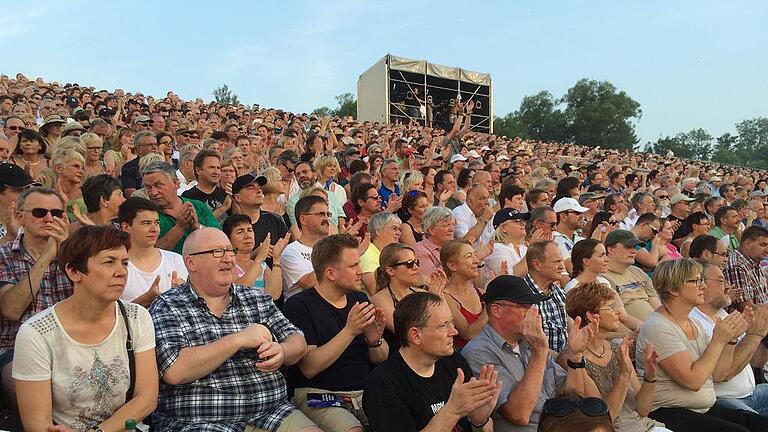 Publikum Tribüne Konzert Luitpoldpark Samstag Mark Knopfler Open Air Open-Air