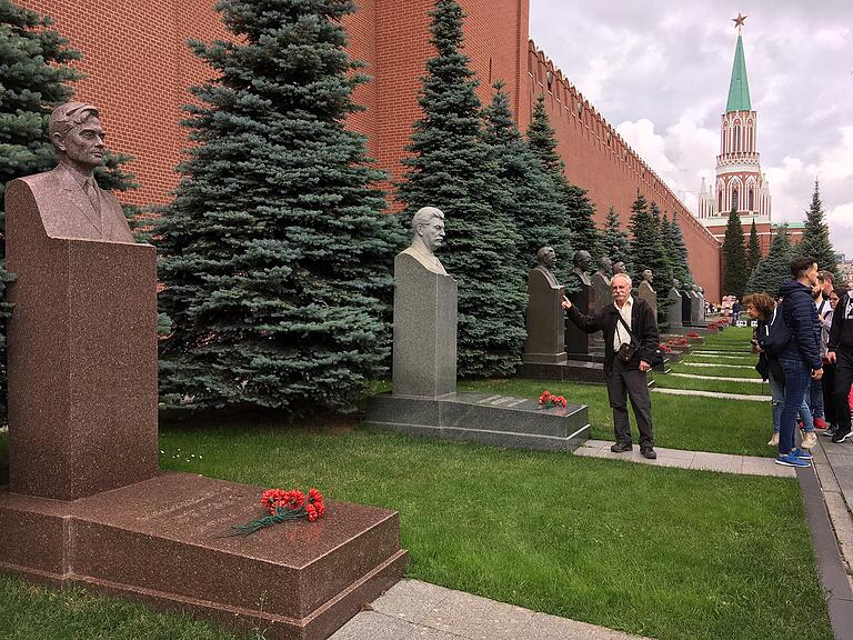 Lothar besichtigt das Grabmal von Stalin an der roten Mauer. Lothar besichtigt das Grabmal von Stalin an der roten Mauer.