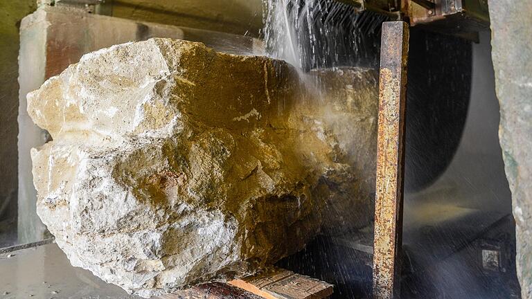 Die Nachfrage nach Muschelkalk ist groß: Als Fassadenverkleidung oder im Garten- und Landschaftsbau ist der Naturstein beliebt. Die Nachfrage nach Muschelkalk ist groß: Als Fassadenverkleidung oder im Garten- und Landschaftsbau ist der Naturstein beliebt.