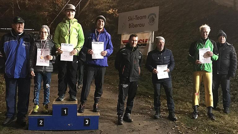 Nächtliche Siegerehrung: Maximilian Lange (3. von links, RWV Haselbach), Trainer der Rhönadler, nahm beim Nachtspringen auf der Schanzenanlage im Roßbachtal am Wettkampf teil. Ergebnis: Platz eins in seiner Startklasse.